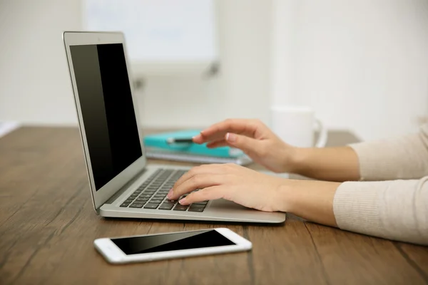 Mulher usando laptop — Fotografia de Stock