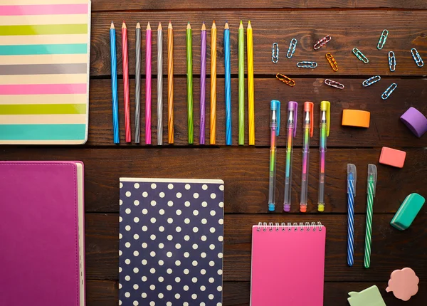Okul notebook, renkli kalemler ve kurşun kalemler ile ayarla — Stok fotoğraf