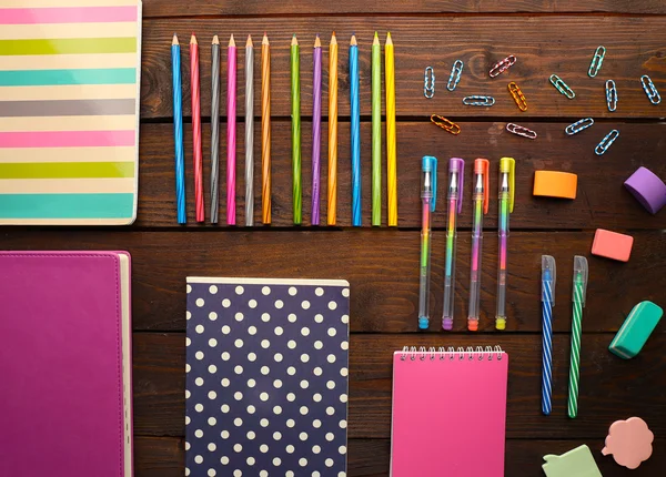 Conjunto escolar con cuadernos, bolígrafos de colores y lápices —  Fotos de Stock