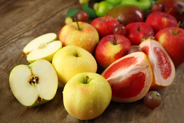 Frutas sobre fondo de madera —  Fotos de Stock