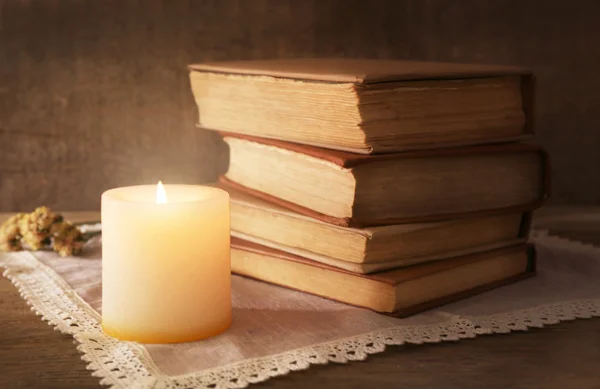Книги, цветы и свечи на салфетке — стоковое фото