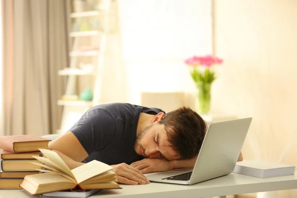 L'homme s'est endormi pendant la lecture . — Photo