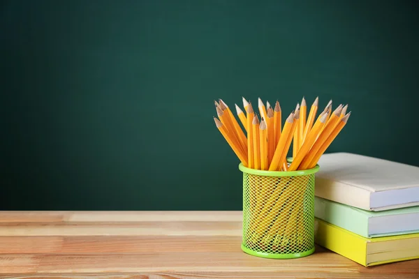 De nombreux crayons dans le porte-métal — Photo