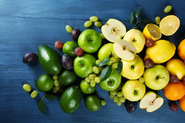 Frukt på mörkblå trä bakgrund — Stockfoto