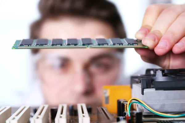 Homem fixação circuitos eletrônicos — Fotografia de Stock
