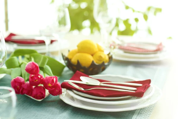 Tisch serviert mit Gerichten und einem Strauß — Stockfoto