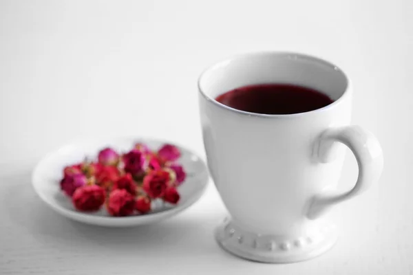 Taza de té con té seco aromático sobre fondo de madera — Foto de Stock