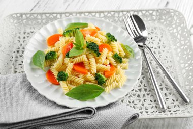 havuç, brokoli ve fesleğen ile makarna 