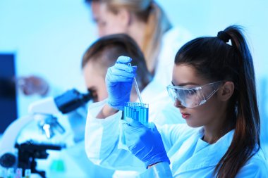 Tıbbi teknisyenler laboratuvarda çalışan