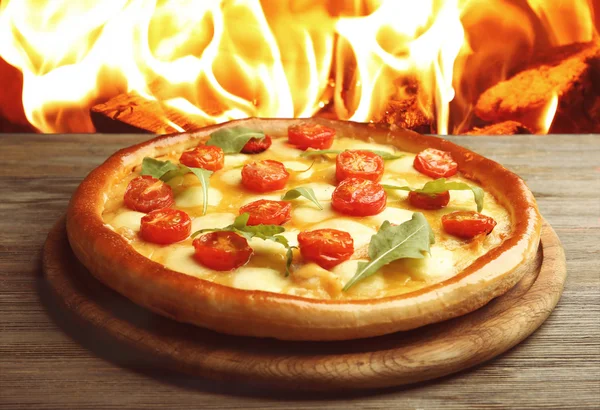 Pizza Margarita mit Rucola — Stockfoto