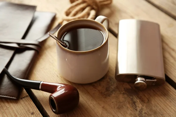 Xícara de café forte com um frasco na mesa — Fotografia de Stock