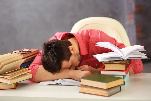 El hombre se quedó dormido durante la lectura . — Foto de Stock