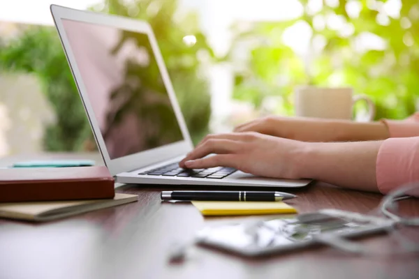 Mani che lavorano con il computer portatile — Foto Stock