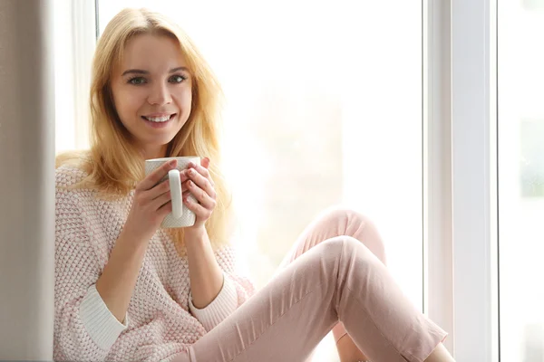 Menina loira com xícara de chá — Fotografia de Stock