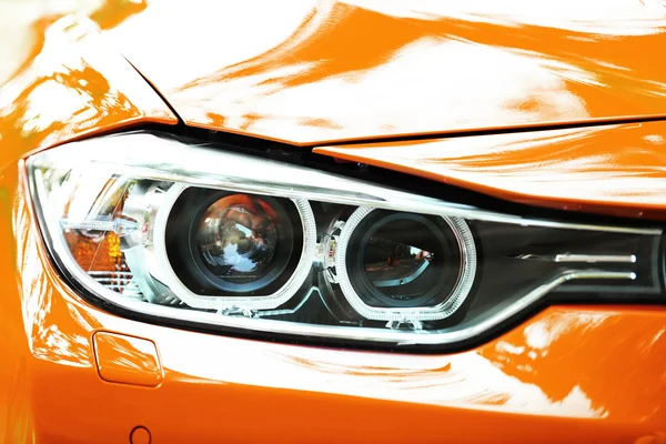 Фары оранжевого автомобиля — стоковое фото