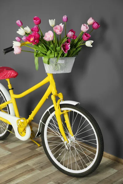 Belles tulipes dans le panier de vélo — Photo