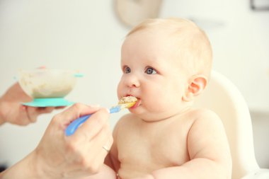 sandalyede erkek bebek