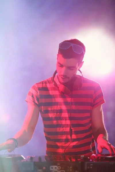 DJ грає музику на мікшері — стокове фото
