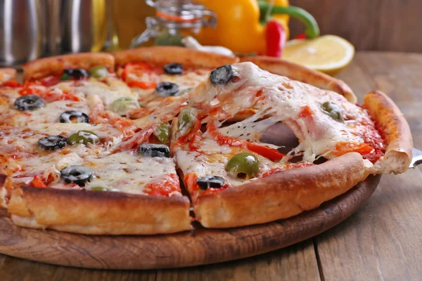 Pizza mit Käse an Bord — Stockfoto