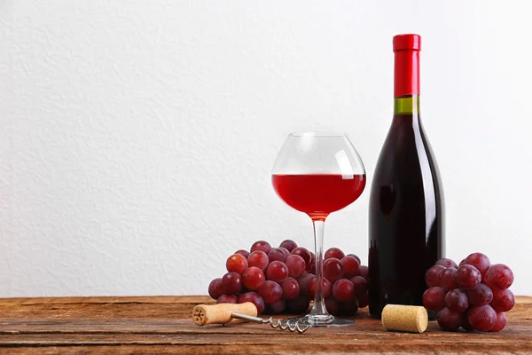 Wina i winogron na drewnianym stole — Zdjęcie stockowe