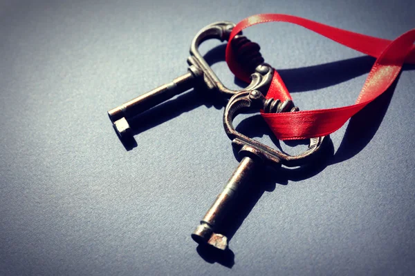 Vintage klíče s červenou stuhou — Stock fotografie