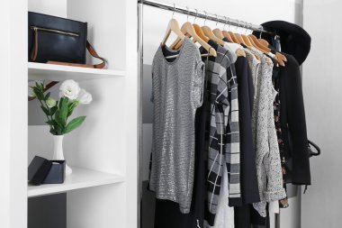 elbise askıları bir odada