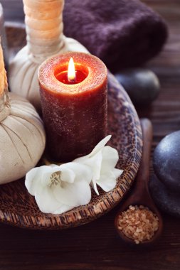 Işıl ışıl mumlar ile Spa kompozisyon 