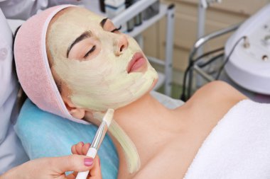 Genç kadın yüz yordamlar sahip