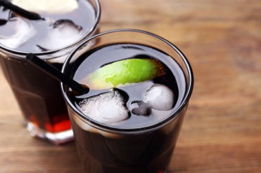 Kokteyl limon dilimleri ve buz ile