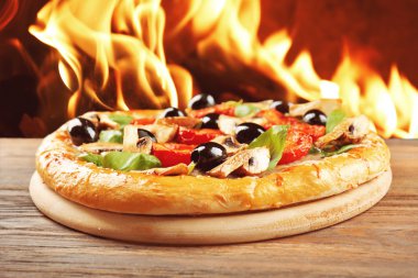 Malzemelerle güzel lezzetli pizza 