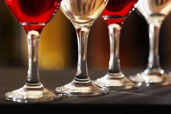 Glasses of red and white wine — Stock Photo, Image
