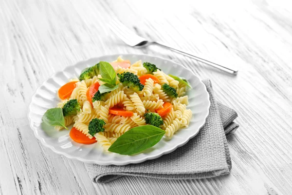 Pasta with carrot, broccoli and basil — Stock Photo, Image