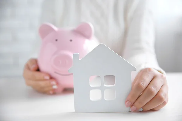 Mulher segurando Piggy Bank — Fotografia de Stock