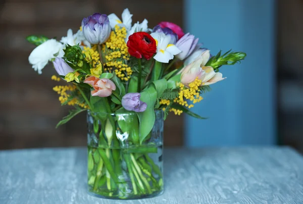 Flores frescas en un jarrón de vidrio . —  Fotos de Stock