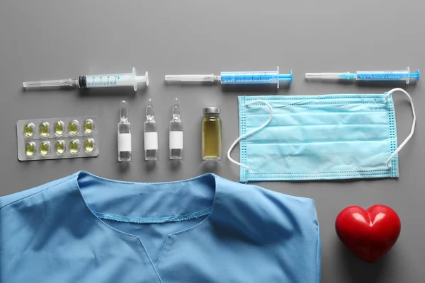 Mesa del médico con medicamentos — Foto de Stock