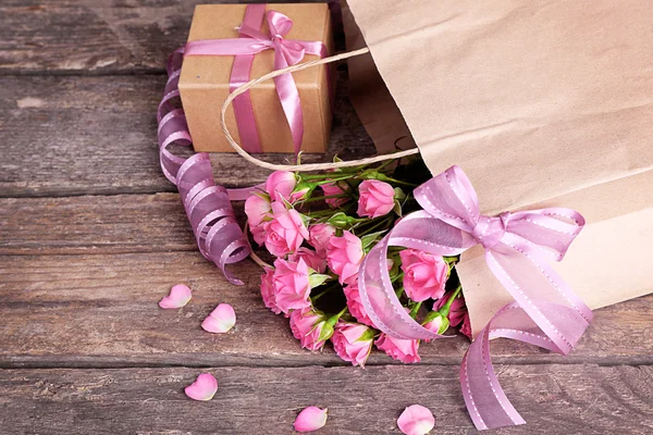 Nádherná romantická skladba s květinami. — Stock fotografie