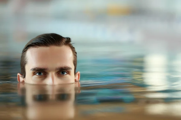A medencében úszó fiatalember — Stock Fotó