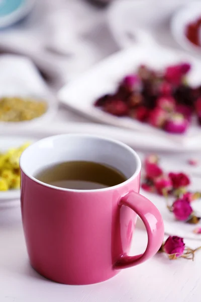 Kopje thee met aromatische droge thee — Stockfoto