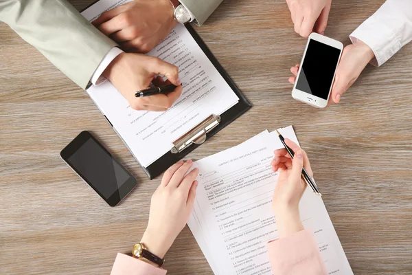 Mänskliga händer arbetar med dokument — Stockfoto