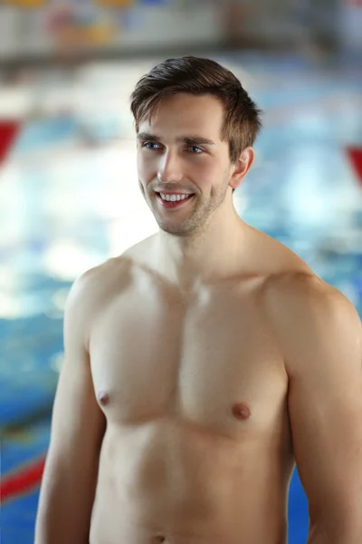Hombre deportivo guapo en la piscina — Foto de Stock
