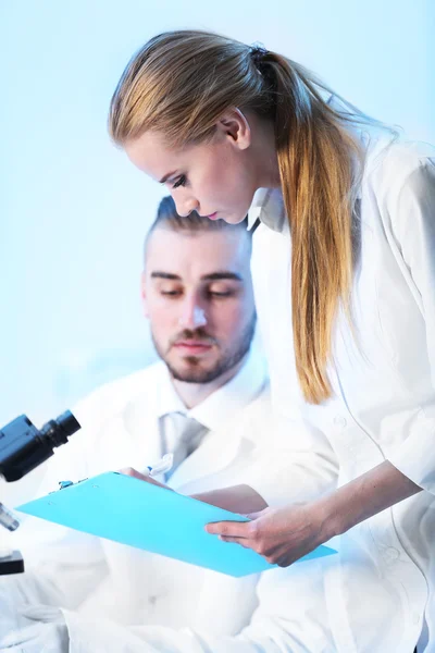 Medizintechniker arbeiten im Labor — Stockfoto