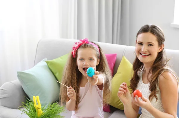 Mor och dotter dekorera påskägg — Stockfoto