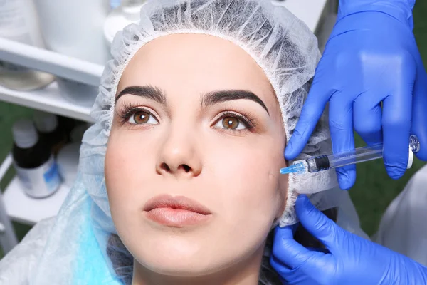 Женщина получает инъекции пластической хирургии — стоковое фото