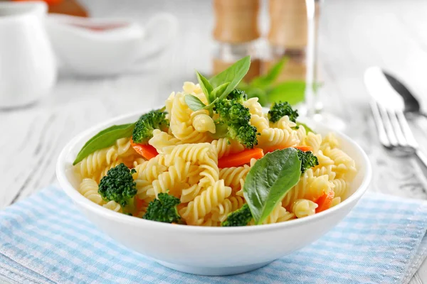 Pasta con zanahoria, brócoli y albahaca — Foto de Stock