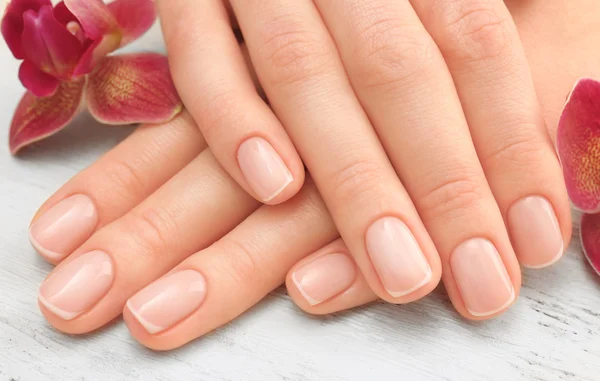 Ręce z piękny manicure — Zdjęcie stockowe