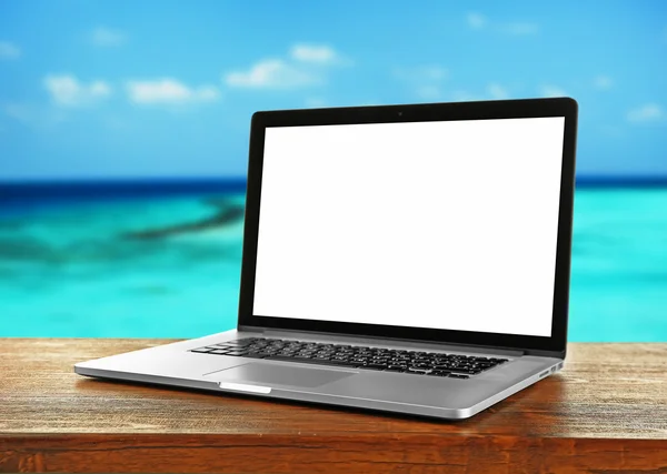 Laptop über Holztisch — Stockfoto