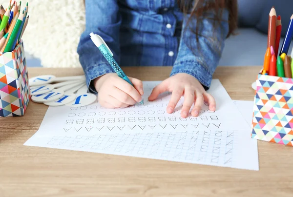 Küçük kız Türkçe yazmak öğrenme — Stok fotoğraf