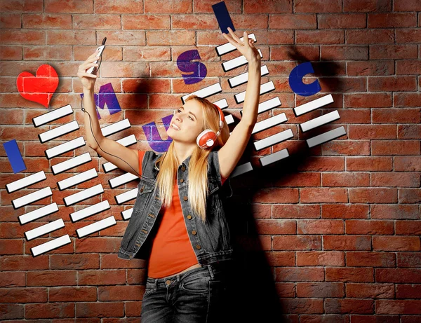 Vrouw die naar muziek luistert — Stockfoto