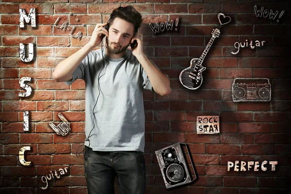 Mann mit Kopfhörer hört Musik — Stockfoto