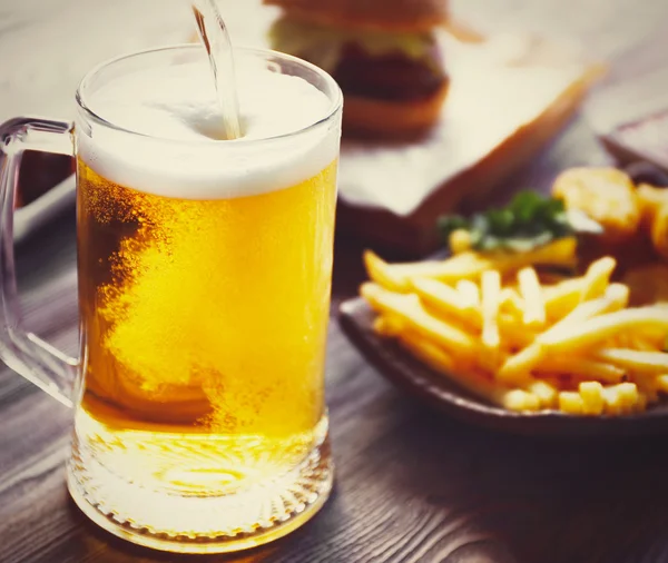 軽食、軽めのビールのマグカップ — ストック写真